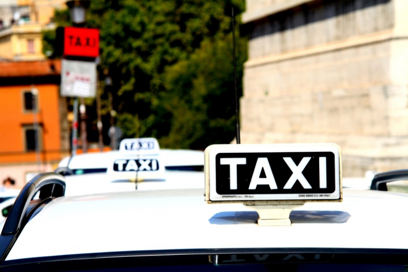 taxis-ENTRECASTEAUX-min_taxi_auto_rome_road_white-1051610